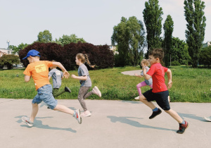 dzieci biegną podczas trwania maratonu