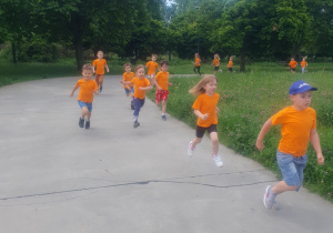 dzieci biegną podczas trwania maratonu