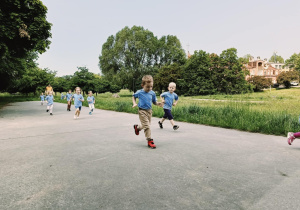 dzieci biegną podczas trwania maratonu