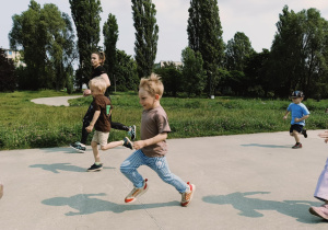 dzieci biegną podczas trwania maratonu