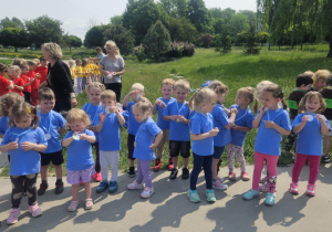 dzieci pozują do zdjęcia grupowego z medalami