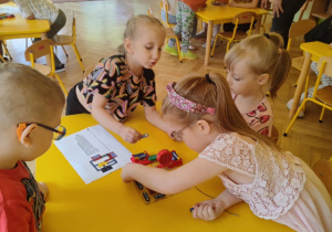 dzieci składają wg instrukcji radio