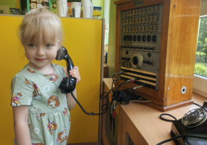 dzieci oglądają pierwsze telefony