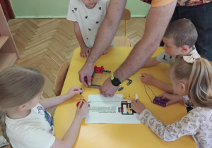 dzieci składają wg instrukcji radio