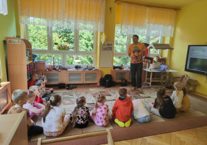 dzieci słuchają ciekawostek na temat sposobów komunikowania się ludzi z dawnych czasów