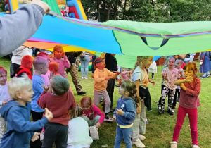 dzieci i rodzice podczas zabaw z chustą animacyjną