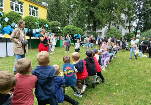 dzieci przeciągają linę w ogrodzie przedszkolnym
