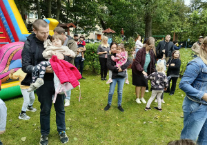 dzieci wraz z rodzicami tańczą do muzyki
