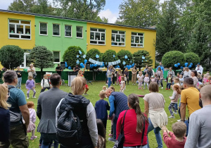 dzieci wraz z rodzicami tańczą do muzyki