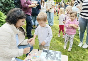 pani wykonuje tatuaż dziecku