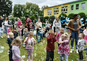 dzieci i rodzice podczas zabaw z bańkami