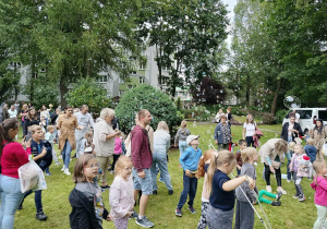 dzieci i rodzice podczas zabaw z bańkami