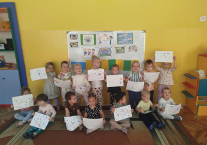 dzieci pozują do zdjęcia grupowego