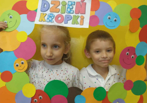 dzieci pozują do zdjęcia