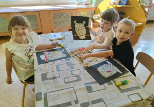 dzieci wykonują prace plastyczne z wykorzystaniem pasteli