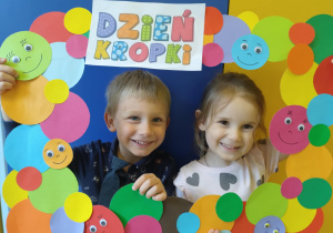 dzieci pozują do zdjęcia