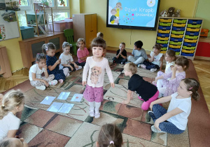 dzieci wykonują zadania ruchowe przygotowane przez kropeczki