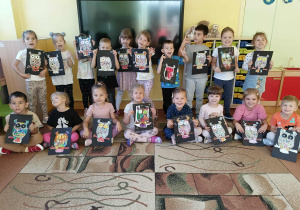 dzieci pozują do zdjęcia grupowego
