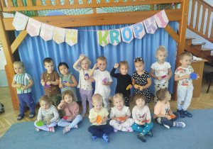 dzieci pozują do zdjęcia grupowego