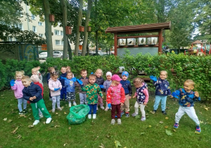 dzieci pozują do grupowego zdjęcia