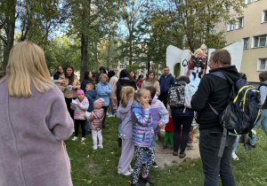 uczestnicy gry wykonują pierwsze zadanie przy zjeżdżalni „Słoń”