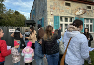 pan przewodnik opowiada ciekawostki na temat muralu Fundacji Ktoś