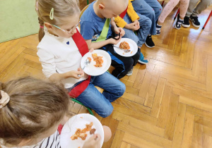 dzieci jedzą surówkę