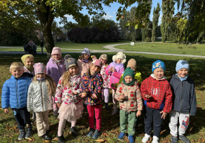 dzieci pozują do zdjęcia w parku