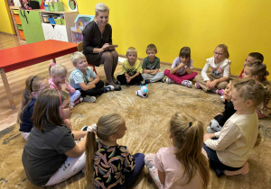 dzieci poznają zasady działania robota Franka,