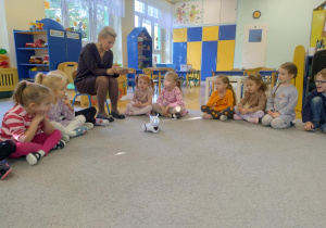 dzieci poznają zasady działania robota Franka,