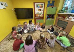 dzieci słuchają czytanej przez mamę Klary książki