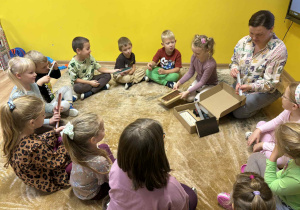 dzieci oglądają narzędzia wykorzystywane w budownictwie