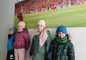 dzieci pozują do zdjęcia przy zdjęciu z meczu Widzewa