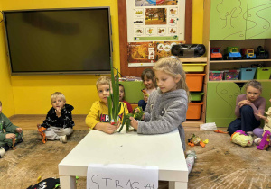 dzieci przedstawiają treść wiersza „ Na straganie” z wyk. kukiełek z warzyw