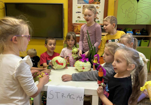 dzieci przedstawiają treść wiersza „ Na straganie” z wyk. kukiełek z warzyw