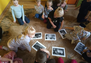dzieci oglądają zdjęcia z powstania
