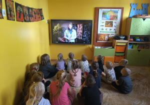 dzieci oglądają film "Powstańcze dziewczyny"