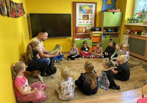 Zdjęcie 1 - tata Igi czyta dzieciom książkę „Jesteś cudem”