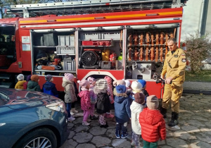 Dzieci oglądają wóz strażacki