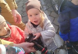Dzieci oglądają końcówkę węża strażackiego