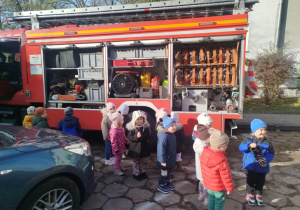 Dzieci oglądają wóz strażacki