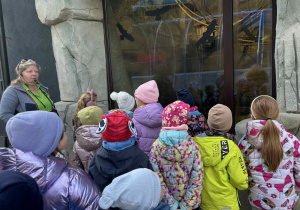 pani przewodnik opowiada dzieciom o zwyczajach małp