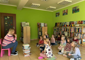 dzieci rozwiązują zagadki o zwierzętach