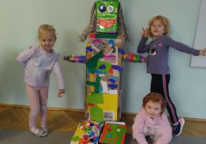 Dzieci z grupy zielonej wspólnie stworzyły robota o imieniu Decybelek.