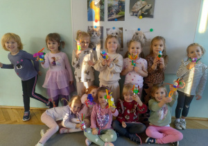 Dzieci wykonywały z rolek po papierze toaletowym oraz różnych przyborów plastycznych roboty.