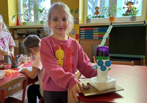 dziewczynki prezentują swoje prace z recyklingu