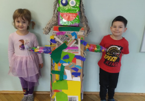 Dzieci z grupy zielonej wspólnie stworzyły robota o imieniu Decybelek.