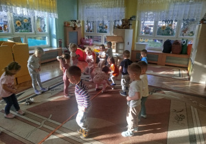 dzieci tańczą na gazetach
