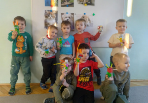 Dzieci wykonywały z rolek po papierze toaletowym oraz różnych przyborów plastycznych roboty.