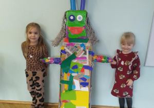 Dzieci z grupy zielonej wspólnie stworzyły robota o imieniu Decybelek.